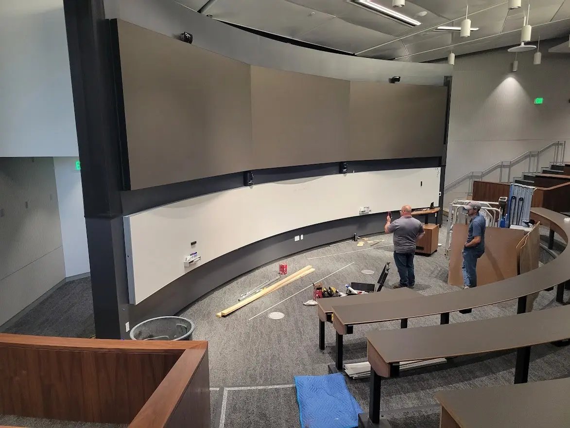 ELEMENTS CUSTOM CURVED PORCELAIN MB WALL DURING CONSTRUCTION02