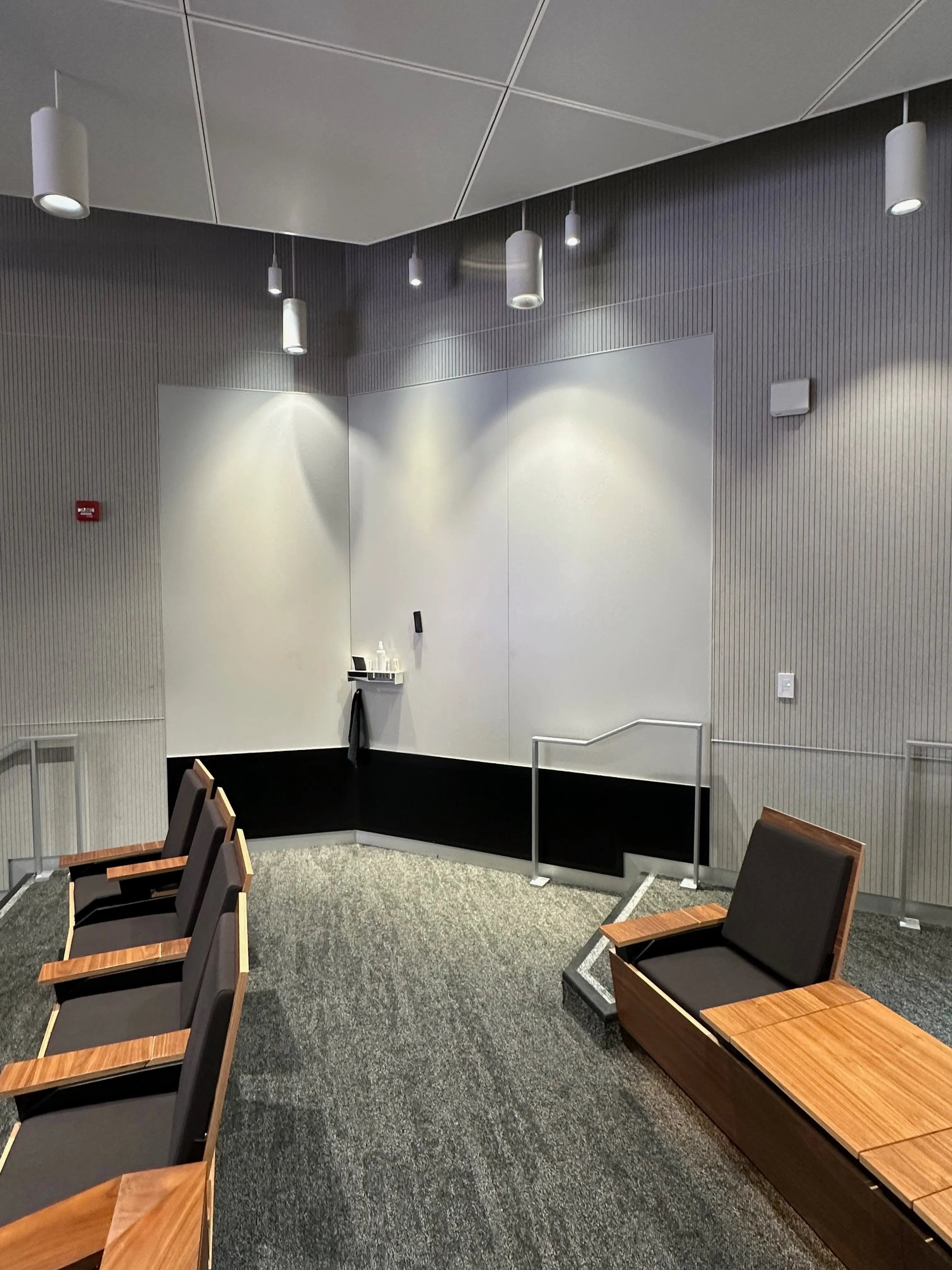 FRAMED SATIN GLASS MARKERBOARDS VERTICAL FORMAT LECTURE HALL RISERS02