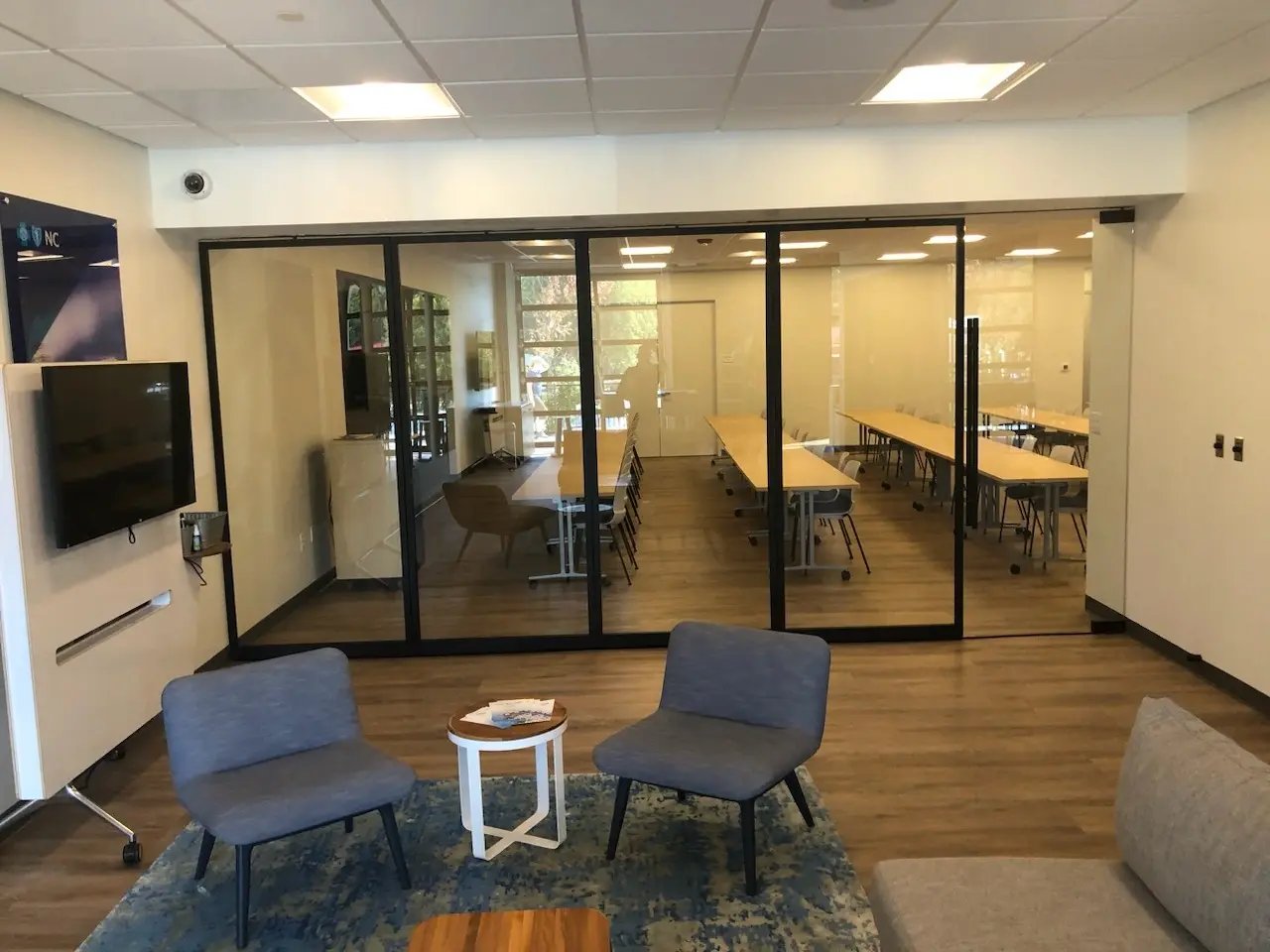 INTERSECTION STACK WITH PIVOT HINGED DOOR CLOSED01