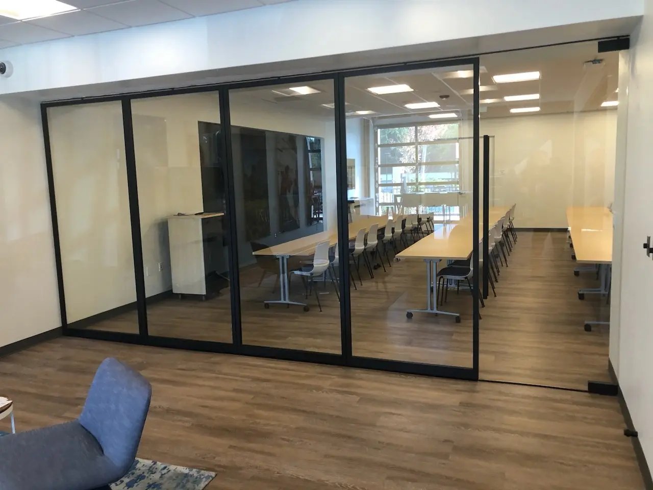INTERSECTION STACK WITH PIVOT HINGED DOOR CLOSED02