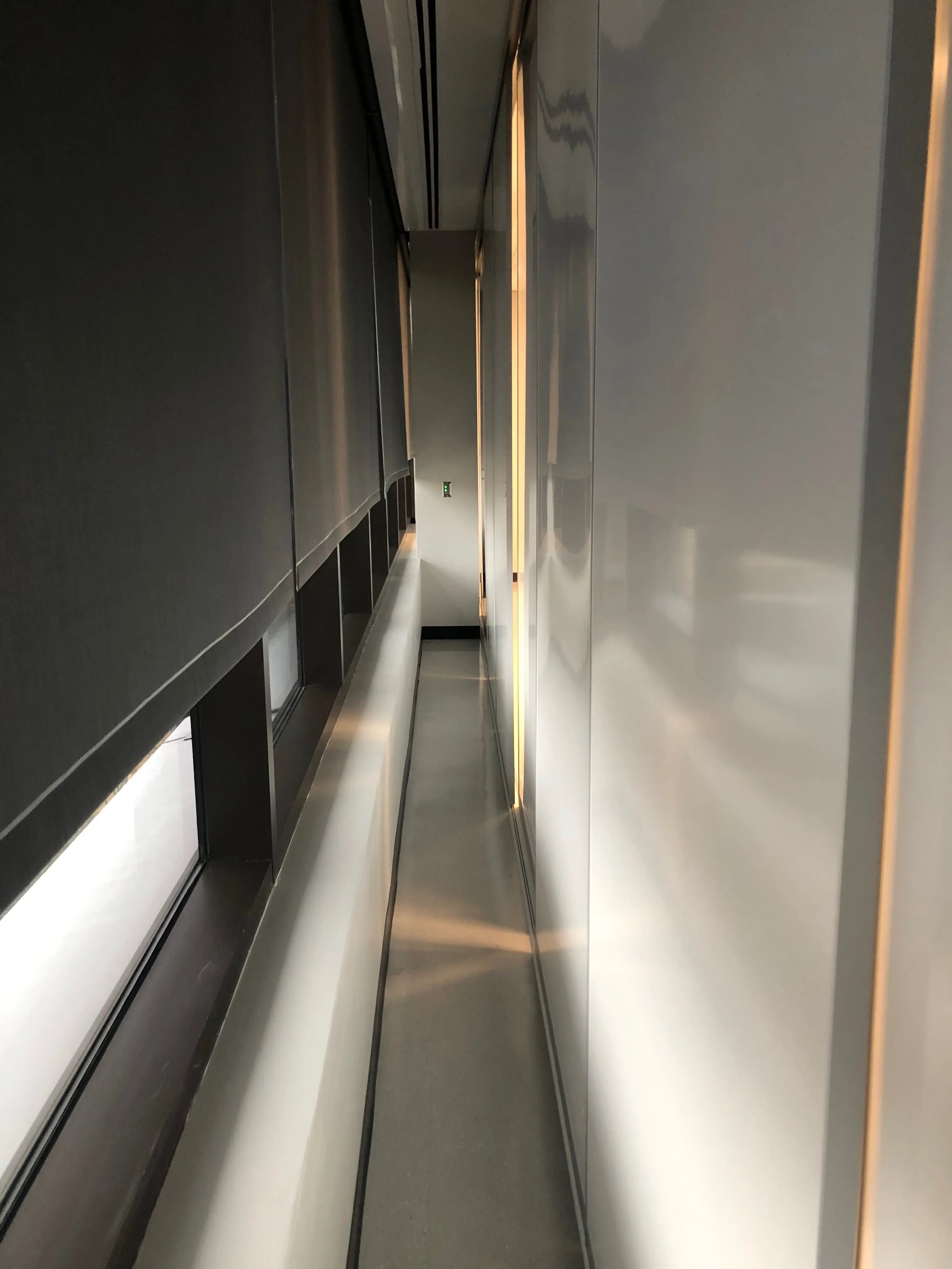 VIP+ SLIDING MB AT WINDOW WALL CLOSED