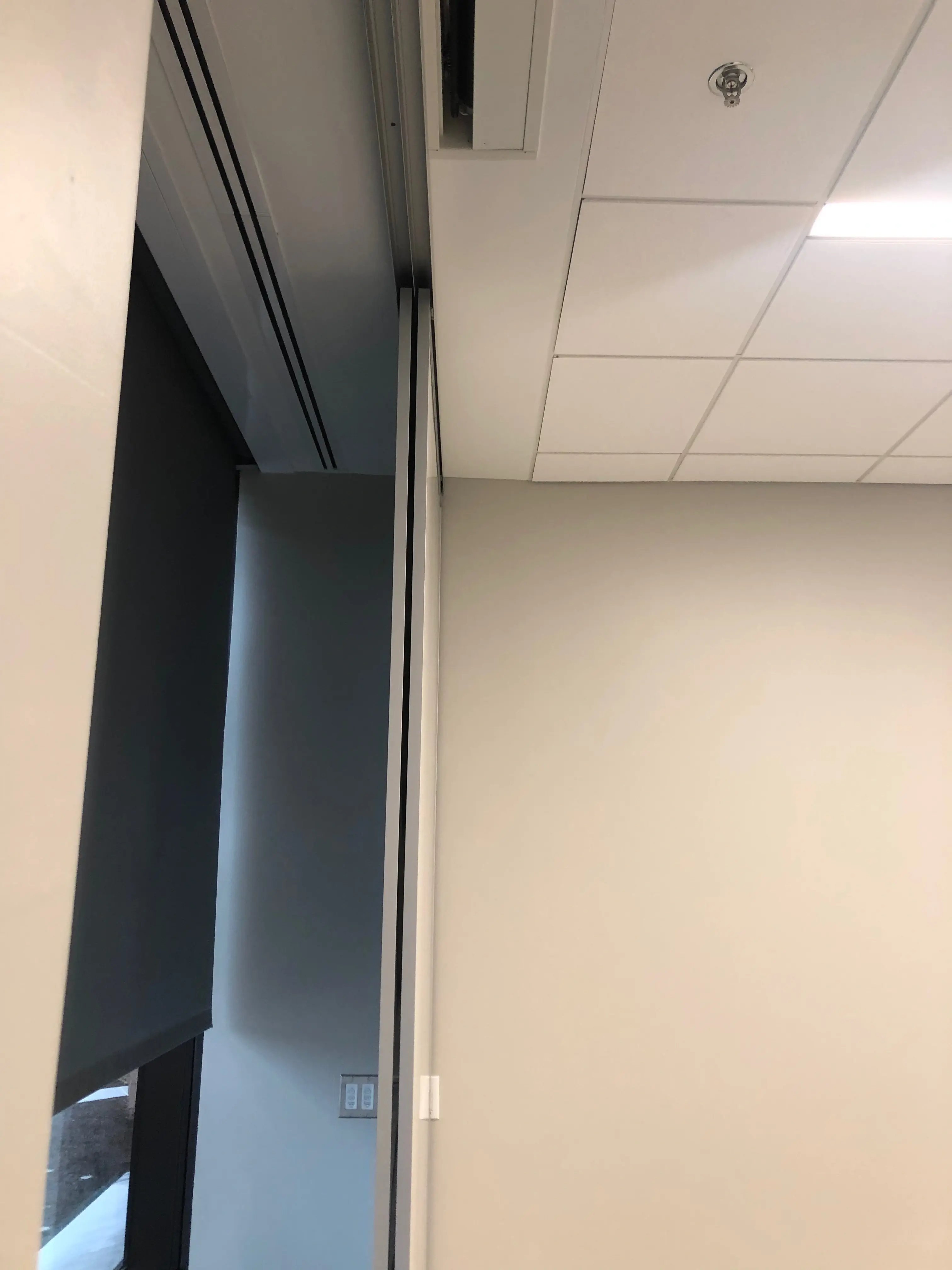 VIP+ SLIDING MB AT WINDOW WALL OPEN