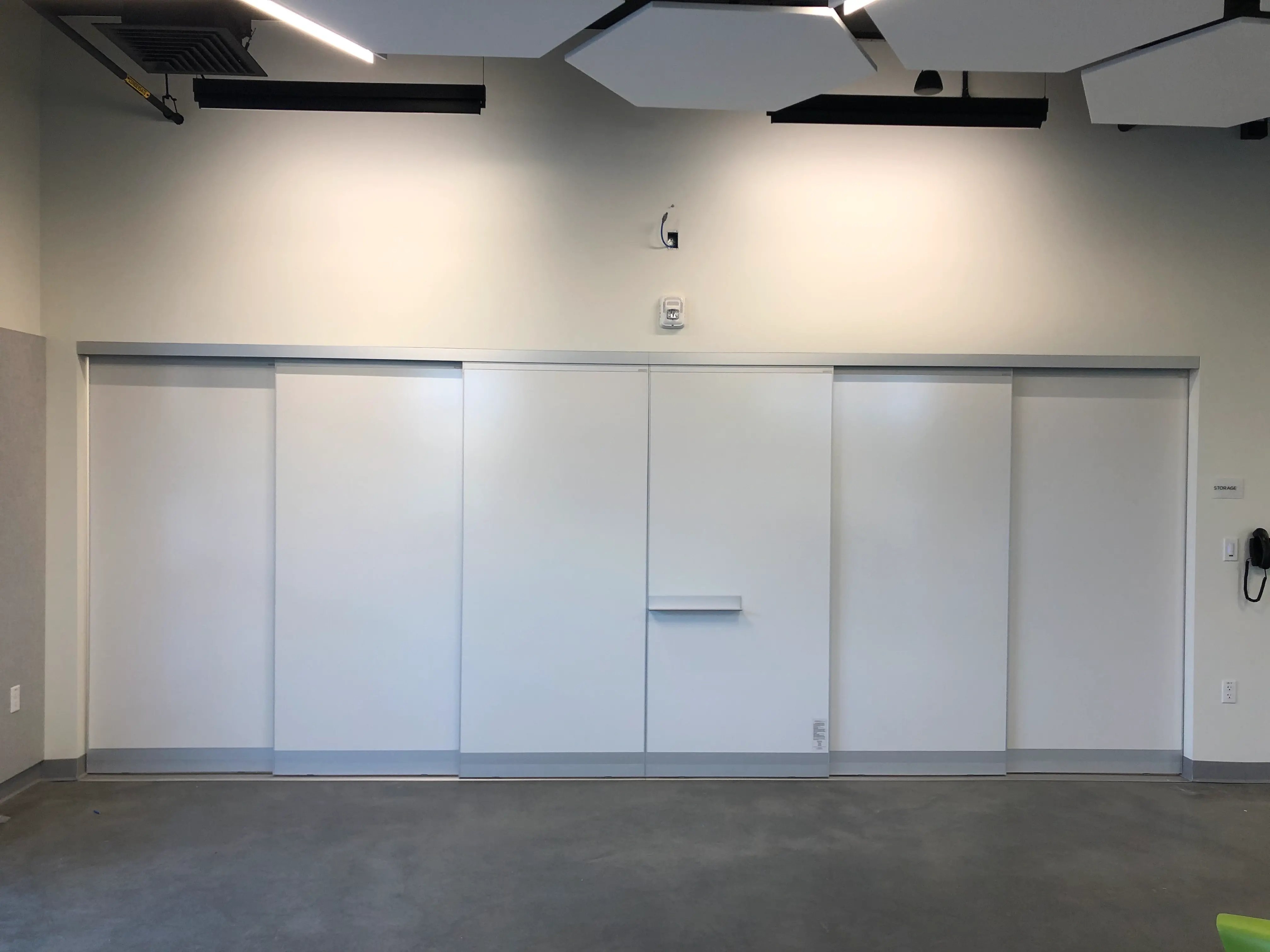 VIP+ SLIDING PORCELAIN PANELS-TEACHING WALL CLOSET ENCLOSURE02