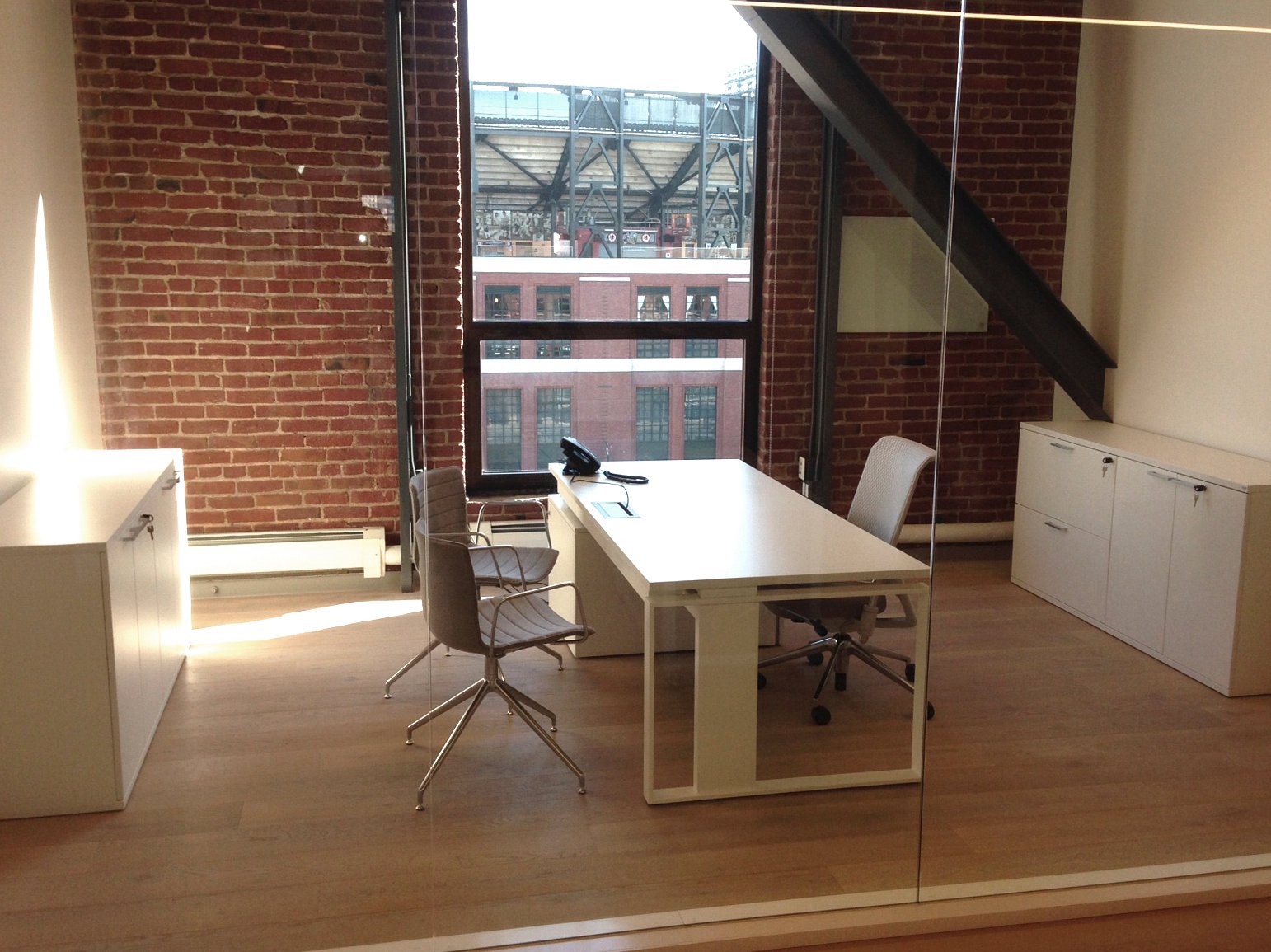 Installation - coronaDESKING_IndexVentures-imove-single_desk_credenzas