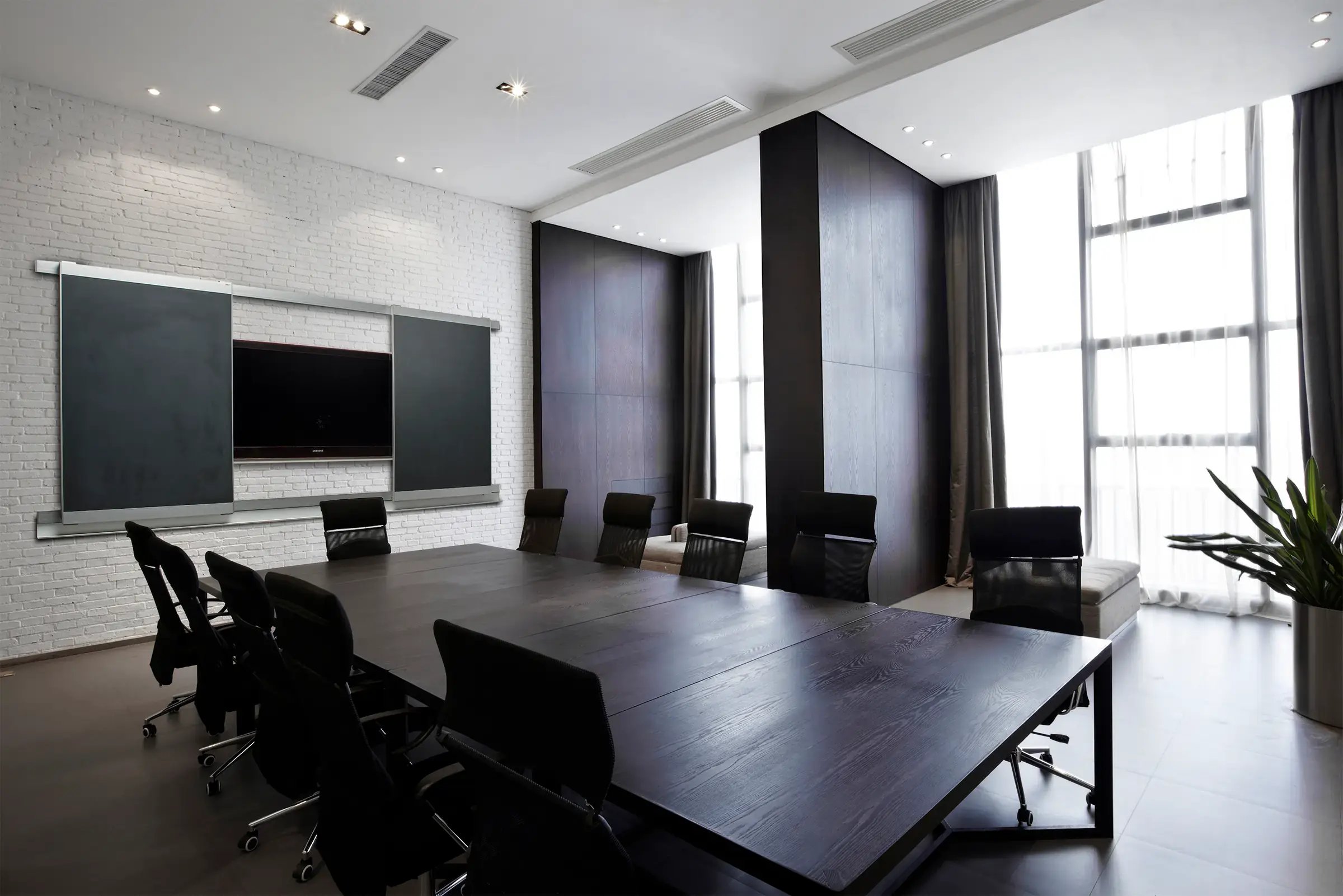 coronaVISUAL_VIP_Medial_Wall_Chalkboards_Conference_Room