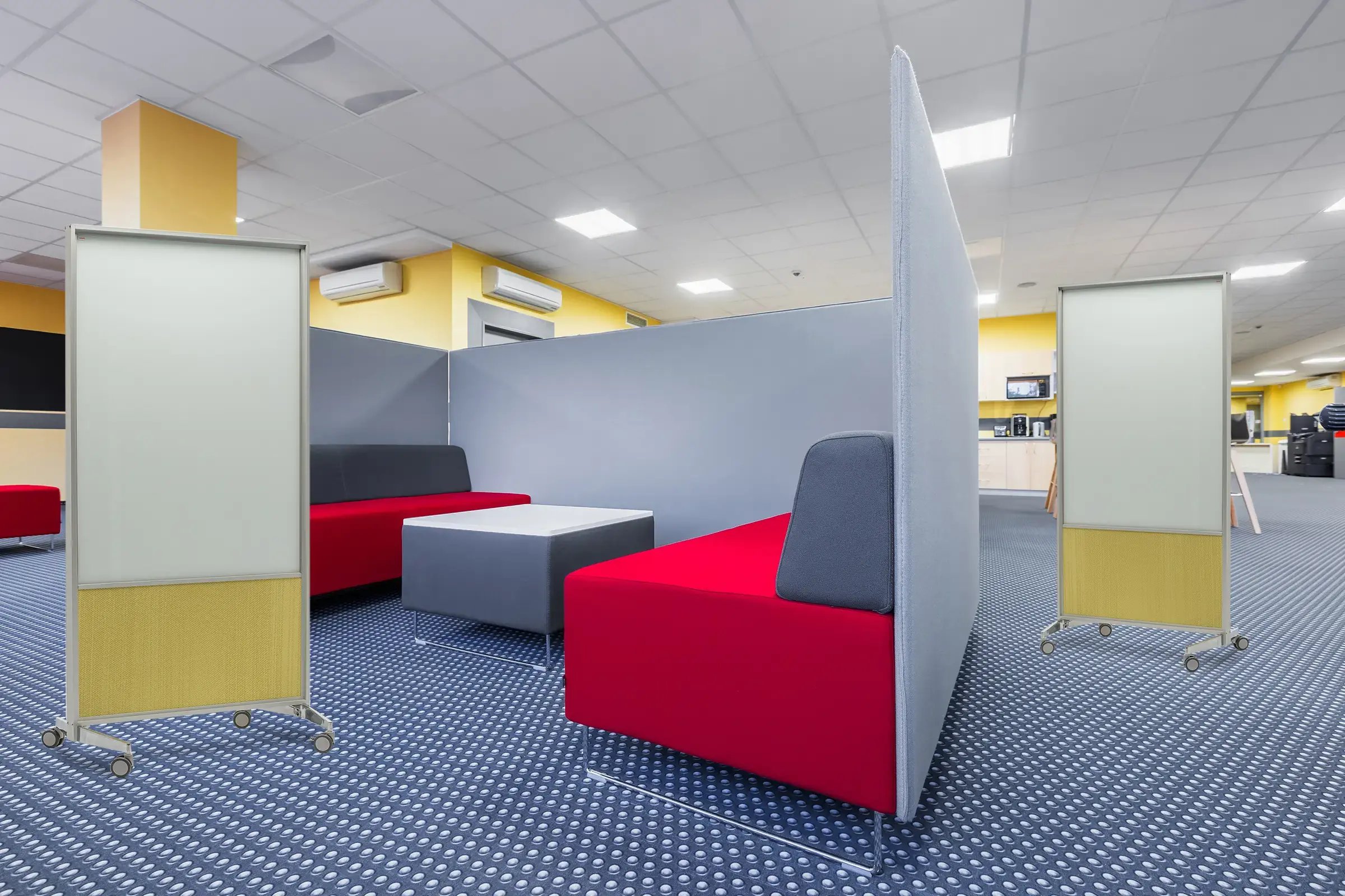 coronaVISUAL_elements_yellow_combiboards_in_huddlespace